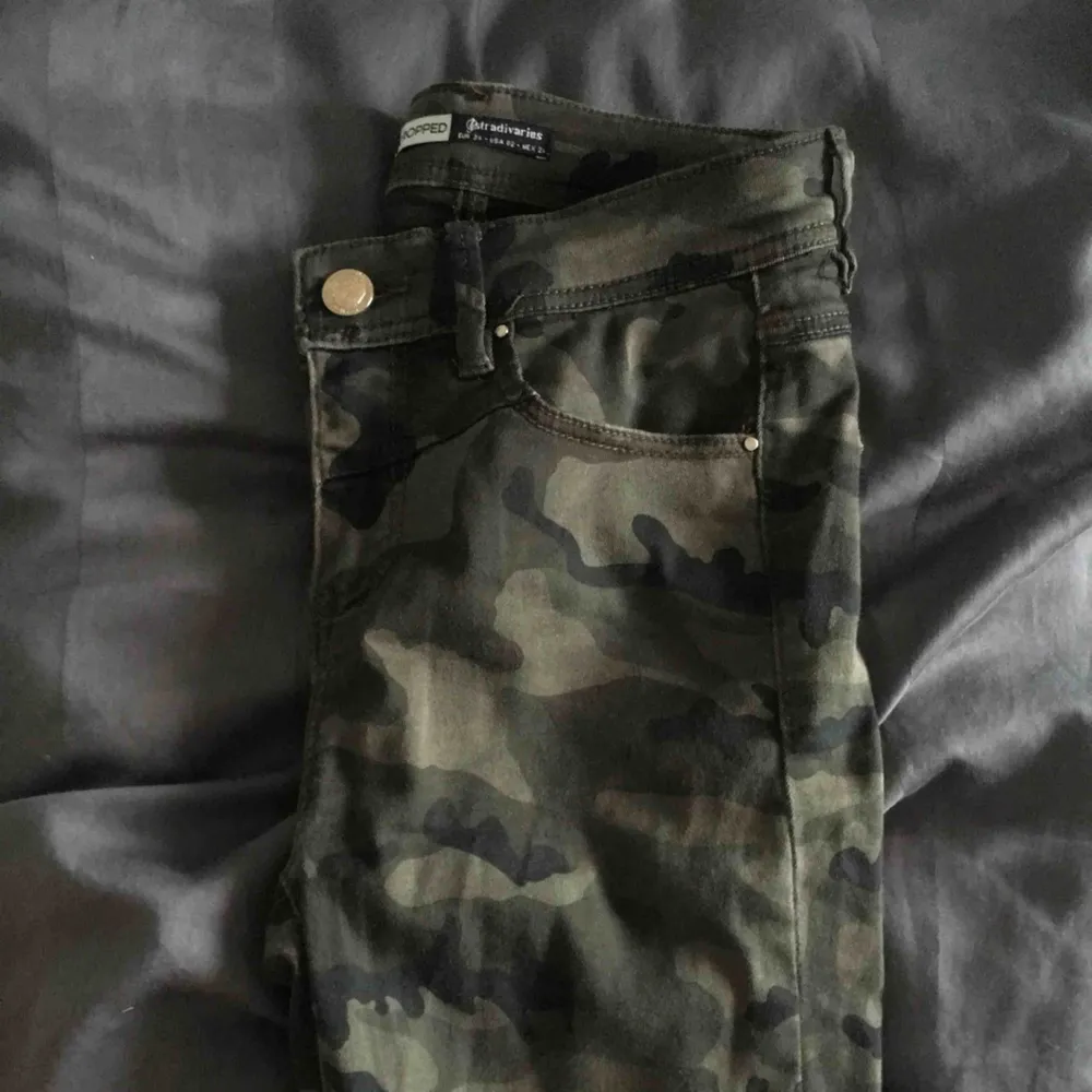Detta är snygga byxor! Kamouflage mönstrade och är super stretchiga! Skulle nog passa Xs-M pga detta. Köptes för kanske 4,5 år sedan och har använts alldeles för lite. Kanske 2gånger totalt. Jeans & Byxor.