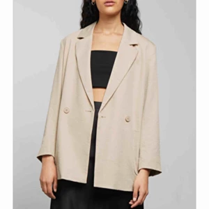  - Beige kavaj från weekday i storlek 42, använd 2-3 gånger. Lite oversize i modell. Säljer den då jag inte fått användning för den helt enkelt. 