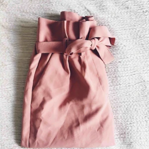  - Det är med SORG i hjärtat som jag släpper dessa ursnygga paperbag byxor i den perfekta rosa nyansen. Med raka ben och en förlåtande midja så kan jag som inte är en XS i vanliga fall använda dessa utan problem. Knyt bara midjan så tajt som du vill ha den 
