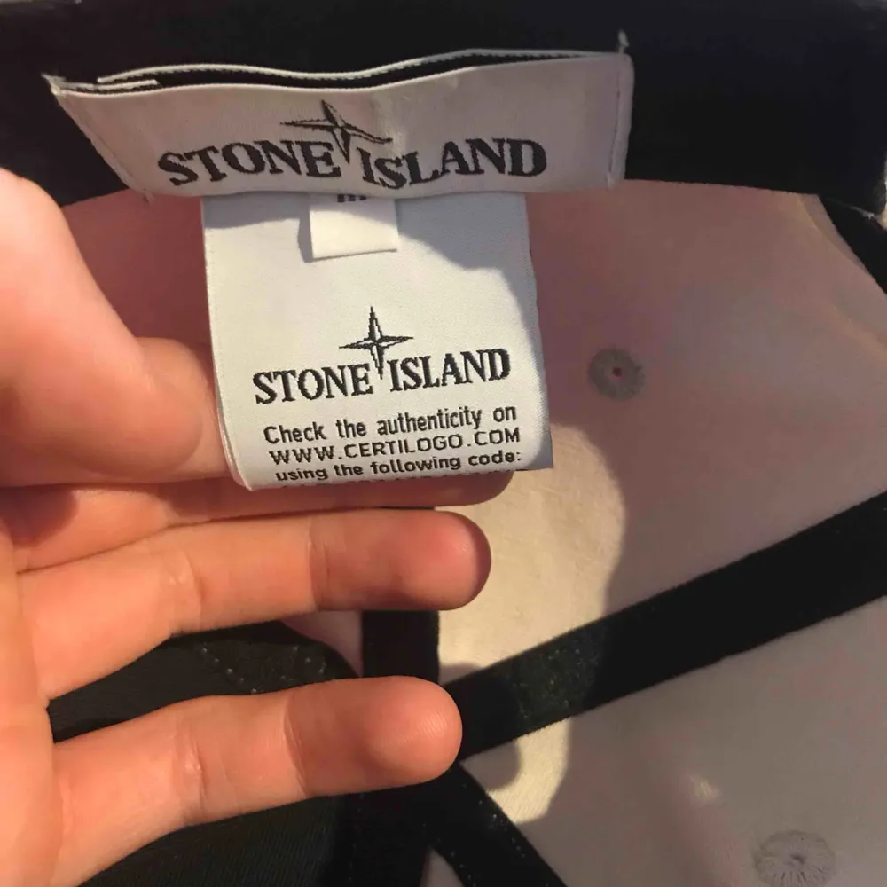 Äkta stone island keps Clg kod fås privat Bud 650kr Bin 850kr Cond 9/10. Köpare står för frakt som tillkommer. Accessoarer.