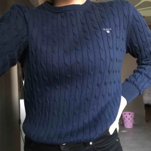  - En marinblå kabelstickad gant tröja som är köpt på kids brand store, därav en sån konstig storlek. Skulle säga att den passar S och M, aldrig använt! Kan fraktas om du betalar frakt, fråga ifall du har frågor😊💕
