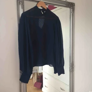  - Oanvänd skjorta från Carin Wester.  Frakt tillkommer🌸