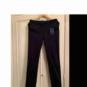  - Chinos från Gant i storlek 16 år. Skulle säga att de passar 16/17 år. Går att spänna i midjan. Marinblå. Aldrig använda och lapparna kvar.  Nypris: 1000kr