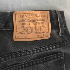  - Fransiga mörkgrå Levis shorts