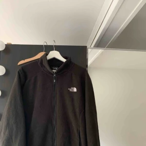  - Varm och skön north face fleece i storlek M, bra skick inga skador! Frakt tillkommer eller mötes i Stockholm. 