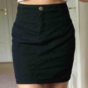  - Fin svart kjol som tyvärr är lite för stor för mig! 