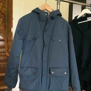  - jättemysig fjällräven jacka med teddyfoder!! sparsamt använd. pris kan diskuteras!!:s