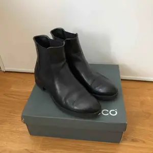 Leather Black Chelsea  Ecco Feet 26 sm Wool insole, warm and  very comfortable fall-winter boots. Good condition!