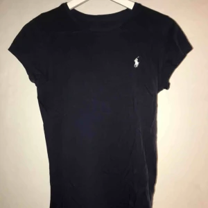  - Mörkblå t-shirt från Ralph Lauren. Sparsamt använd. 