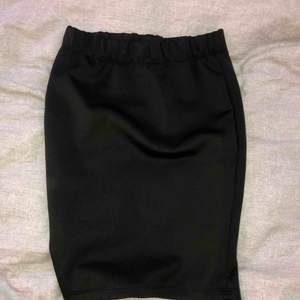 Kort svart kjol, aldrig använd och jätteskönt material