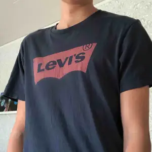 Jätte fin och härlig Levi’s t-shirt i bra skick! Sparsamt använd och behöver en ny ägare :).