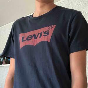 Jätte fin och härlig Levi’s t-shirt i bra skick! Sparsamt använd och behöver en ny ägare :).