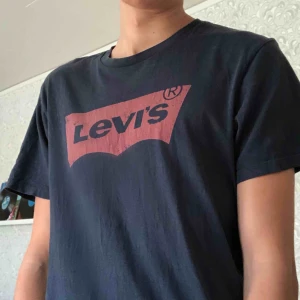  - Jätte fin och härlig Levi’s t-shirt i bra skick! Sparsamt använd och behöver en ny ägare :).