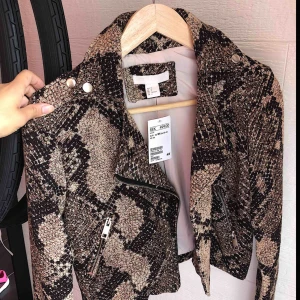  - En sjukt snygg oanvänd jacka från H&M som säljes då den inte kommit till användning. Nypris 499:-  Köparen står för ev. fraktkostnad. 💜