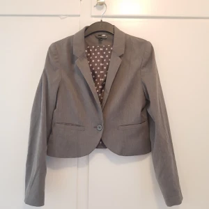  - Grå kavaj från H&M. Använd fåtal tillfällen. Storlek 40