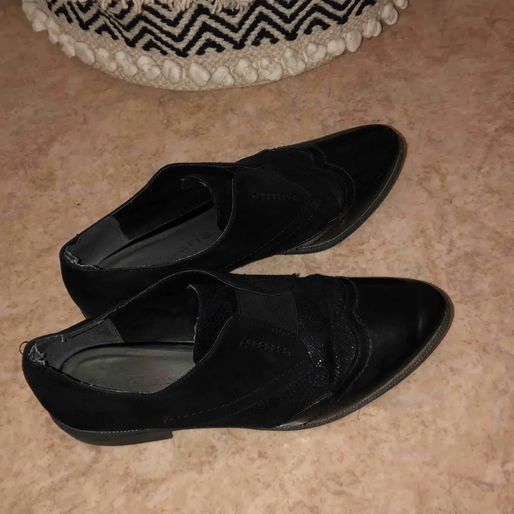 Snygga loafers från Tamaris. Använda men fortfarande fina!! De defekter som finns ser ni på bild 😋. Skor.