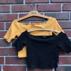  - Säljer dessa ribbade off shoulder tröjorna från monki tillsammans! Den gula är storlek S och den svarta XS, men dom är väldigt strechiga