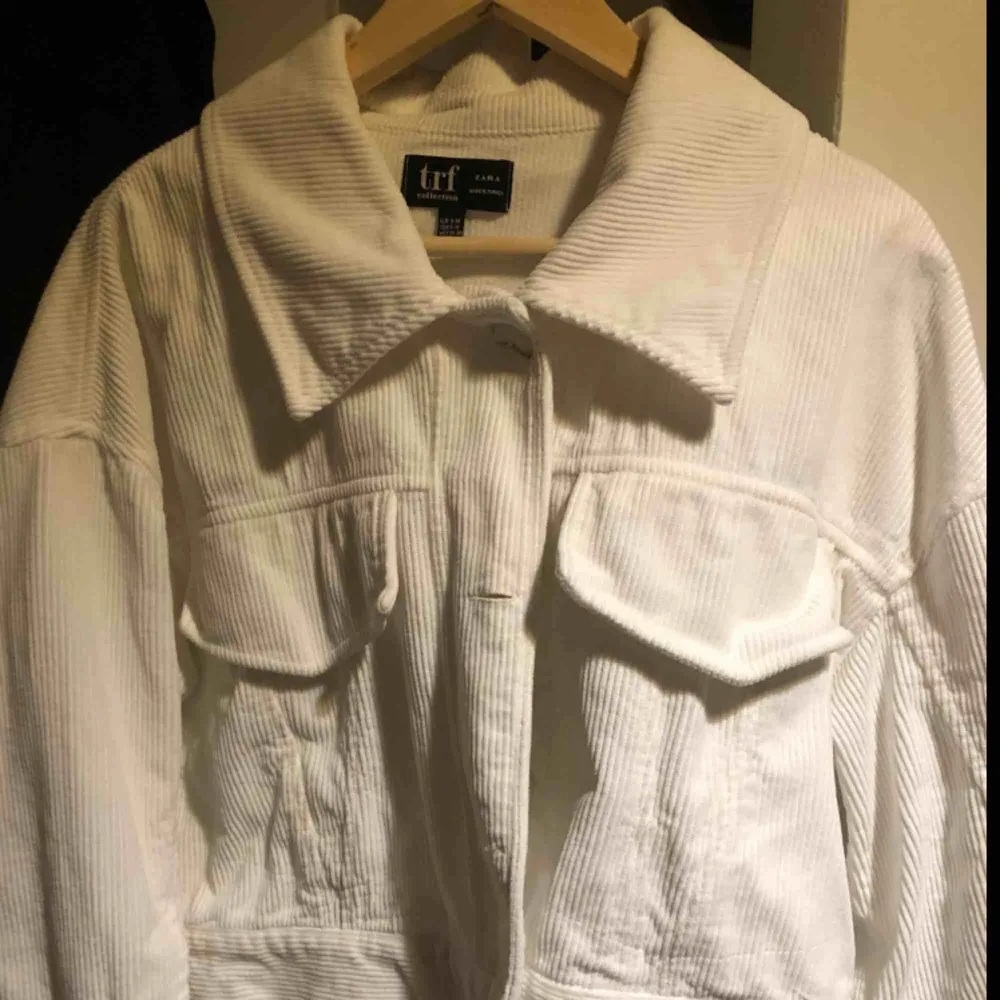 Jättefin jacka i vit manchester från Zara. Använd endast ett fåtal gånger och säljes pga används aldrig.  Frakt på 40kr tillkommer 🌸. Jackor.