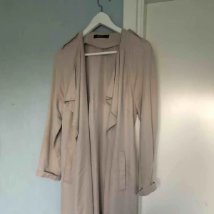  - Beige trenchcoat ifrån Gina, strl 38 men passar mig som brukar ha 34-36. Frakt ink priset