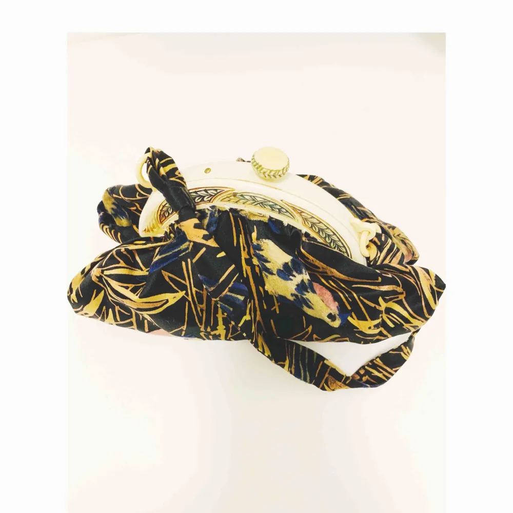 Unique petite pouch with intricate details and gorgeous carved pattern.. Accessoarer.