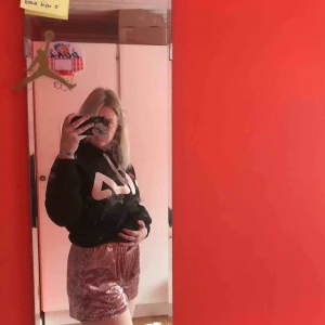  - Ett par rosa velvet/sammets byxor. Jättebra skick och aldrig använda. De har fickor och säljs för de inte passar mig 