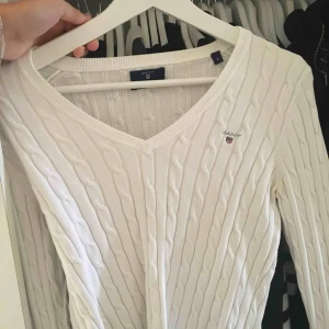  - Min gant kavelstickad tröja som är vit. Köpt för inte så länge sen i USA. Använd sällan därför säljer jag den. Inga fläckar! Pris kan diskuteras.