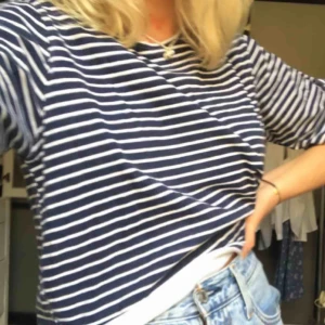  - En söt t-shirt från Zara som inte kommer till användning tyvärr:) Den är lite croppad och ganska vid vilket är fett snyggt!! Inte alls sliten eller mycket använd💗🥰