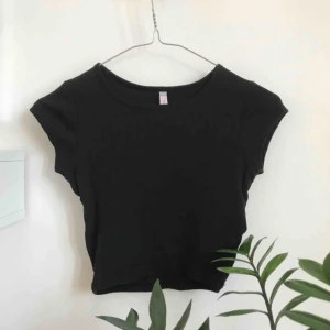  - Vanlig croptop i svart ribbat tyg💛