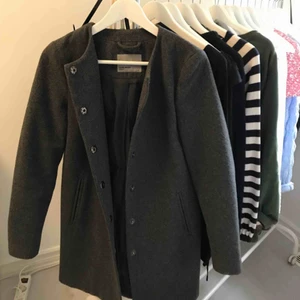  - Mörkgrå kappa från Vero Moda med 25% ull! Frakt ingår i priset :) 