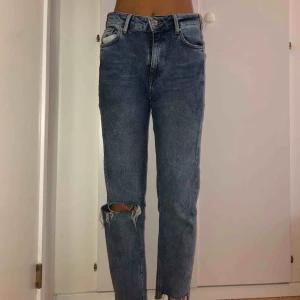  - Supersnygga jeans från Bershka med slitningar  