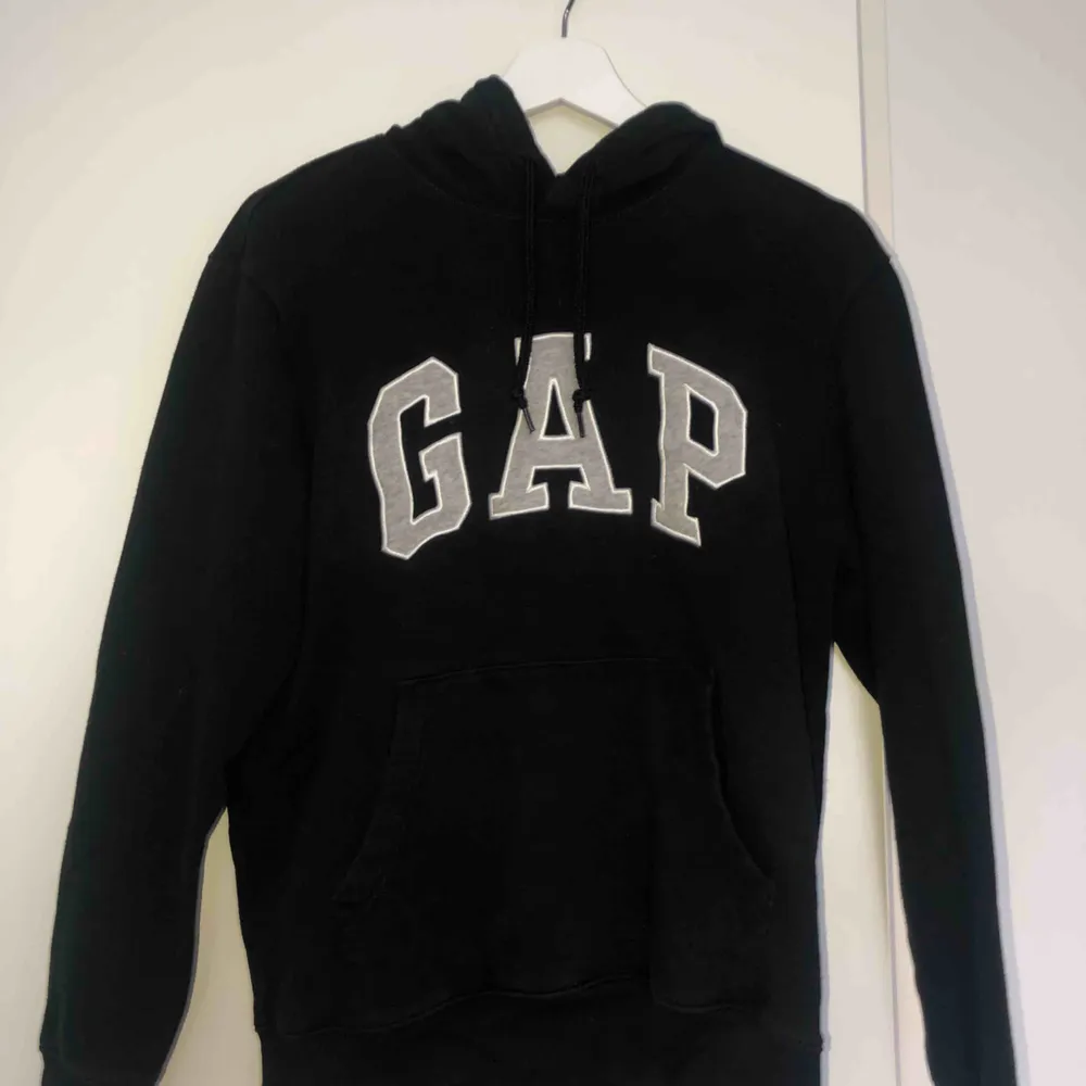 Äkta hoodie från Gap använd fåtal gånger 🖤 Frakt ingår i priset!. Hoodies.