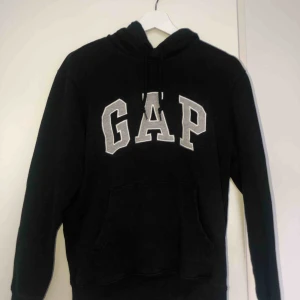  - Äkta hoodie från Gap använd fåtal gånger 🖤 Frakt ingår i priset!