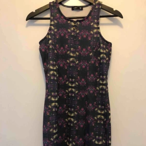  - Fin fodralklänning från bikbok