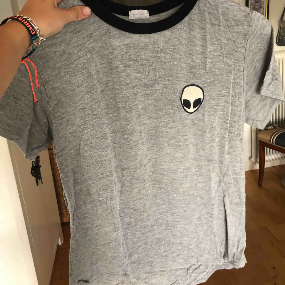 Alien-tröja från Brandy Melville! Säljer billigt pga tre små hål längst ner (skickar bild vid förfrågan) . T-shirts.