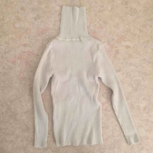  - Ribbad polo. Passar xs/s. 📬 Frakt 55 kr. OBS lyckades inte ladda upp en tredje bild här så FOTO PÅ PASSFORM FINNS HÖGRE UPP i mitt feed 🙈💃