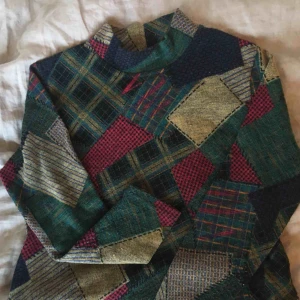  - Polotröja med snyggt mönster, bra och varm till kallare årstider. Köpt på second hand affären episode men har aldrig haft tillfälle att använda :/