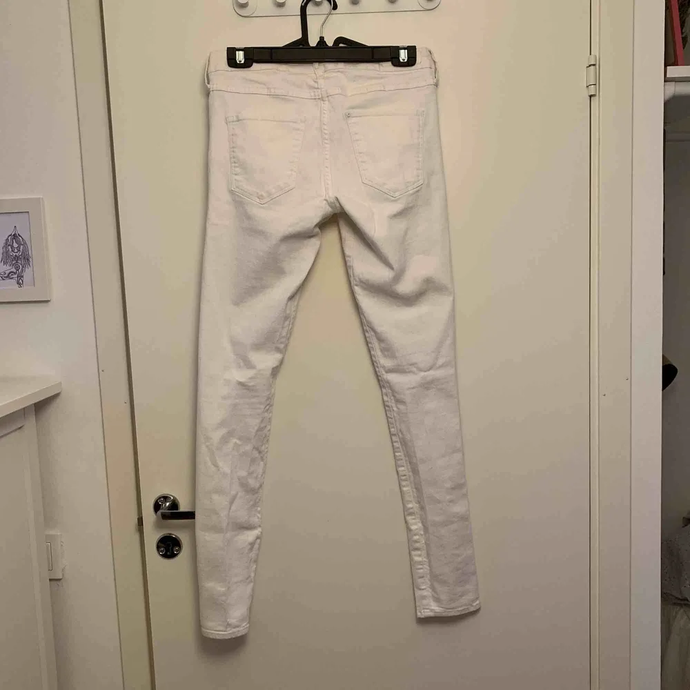 Vita tighta jeans, säljer pga för små. Jeans & Byxor.