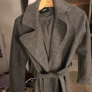  - Mörkgrå lång kappa från BIK BOK, var min favorit förra vintern men har alldeles för mycket jackor atm. 