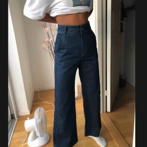 - Skitsnygga mörkblåa vida jeans från Weekday! Säljer pga för små:( Storlek 34. Aldrig använda 💕💖