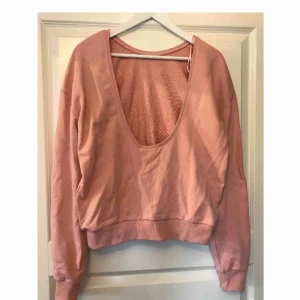  - Sweatshirt från NA-KD med öppen rygg, superfin rosa färg, lite mer år nude hållet!! Säljer med alla prislappar kvar och endast provad. 