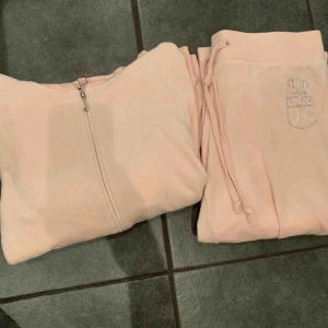  - Ljus rosa, äkta juicy couture dress. Båda delarna 400kr, annars 200kr/st. Bra skick aldrig använd.