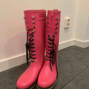 Stövlar, ILSE jacobsen  - Rosa stövlar i märket ILSE jacobsen. Bra skick. Frakt tillkommer
