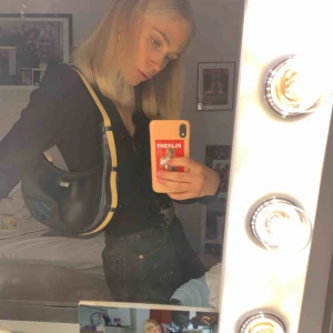  - Säljer denna väska från fiorelli.  90-2000s känsla på den!  Köparen står för frakt. 