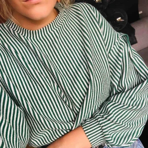  - Snygg grön randig tjocktröja med ballongärmar ✨✨ 100kr plus frakt