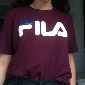  - En mörklila T-shirt. Passar i storlekarna XS/S. Köparen står för frakt, Annars kan jag mötas upp i Stockholm