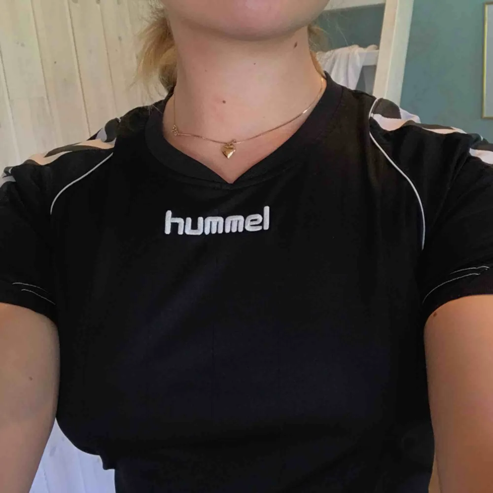 Handbollströja från Hummel ✨ flitigt använd, dags för en ny handbollstjej att använda !. Hoodies.