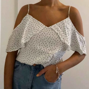  - Söt topp från Mango med prickigt mönster 