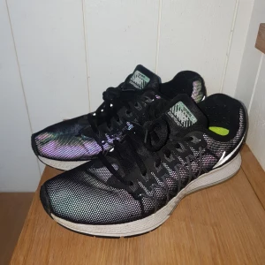  - SLUTSPURT INFÖR FLYTT! På söndag drar jag iväg till folkis ett år och nu försöker jag göra flyttlasset så lätt som möjligt!  Här är ett par svinballa vattenavstötande löparskor som jag köpte när jag var brevbärare men bara använde en gång innan jag insåg att de var för små! De lyser i mörkret som du ser på första bilden, riktigt coola!  Kolla gärna in andra grejer jag säljer, sista chansen innan allt doneras - tycker du något är för dyrt så får du pruta! 🌞