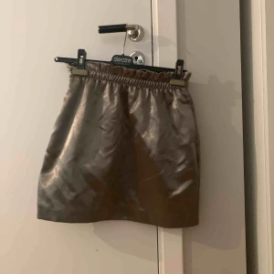  - Kjol från Gina Tricot. Nypris ca. 200kr