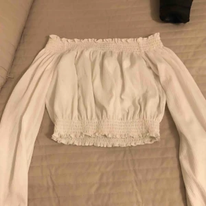  - Off shoulder tröja från H&M